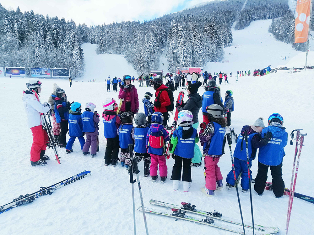 mala djeca sa skijama